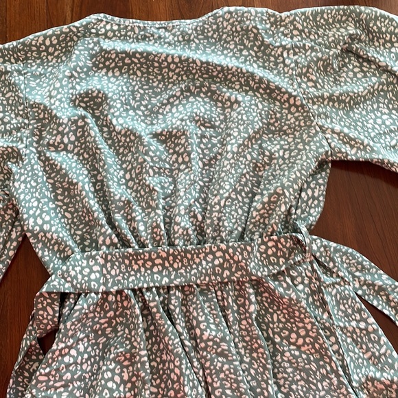 Green and cream vneck top size medium runs small NEW without tags - Picture 7 of 8